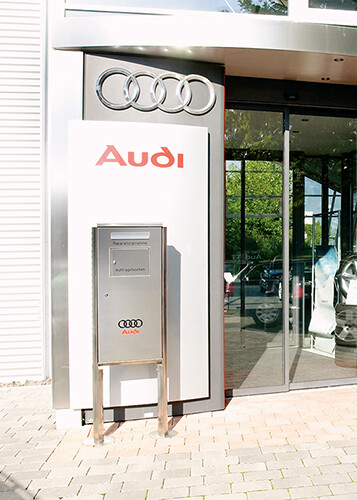 silberne Briefkastenanlage vor Audi 