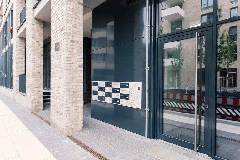 Zweifarbige Galfan Stahl Briefkastenanlage neben Eingangstür
