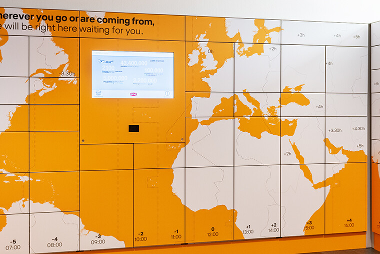 Orangene Paketkastenanlage mit Weltkarte Folierung 