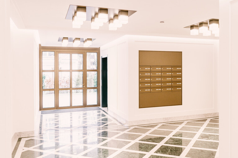 Goldene Aluminium Briefkastenanlage im Eingangsbereich